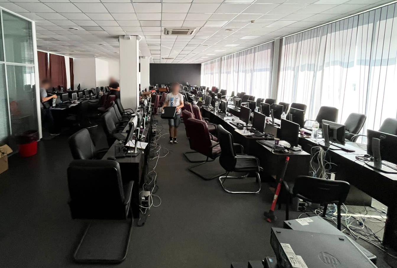 Кіберполіція провела обшуки в шахрайських саll-центрах у Львові, Одесі, Дніпрі та Кривому Розі, де працювало понад 800 осіб