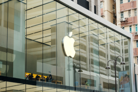 Акції Apple обвалились на тлі заборони використання iPhone китайськими держслужбовцями