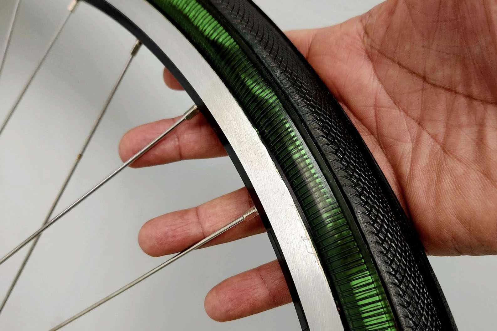 Metl ─ велосипедные шины по цене $500, изготовленные из разработанного в NASA материала и имеющие эффект памяти формы
