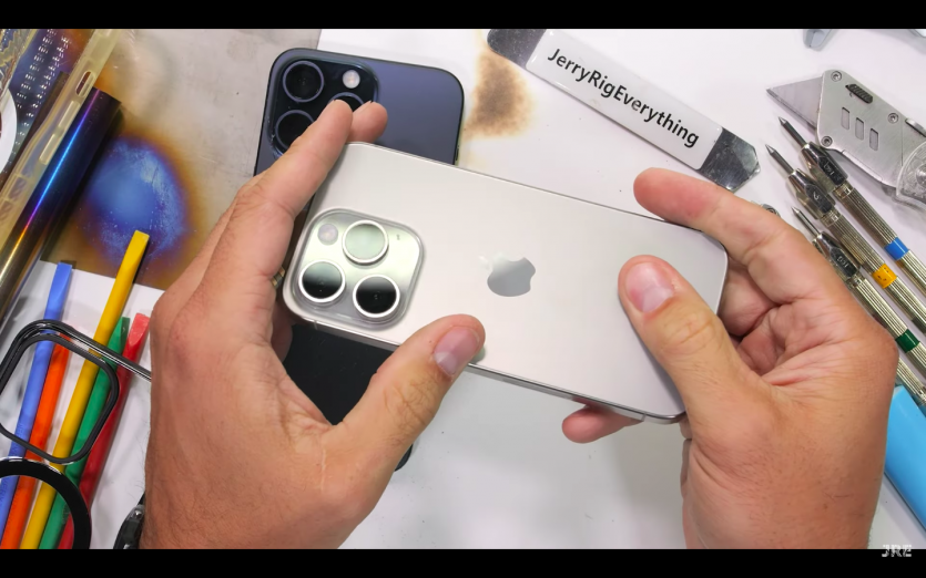 Титановый iPhone 15 Pro Max провалил тест на прочность JerryRigEverything, заднее стекло дало трещину