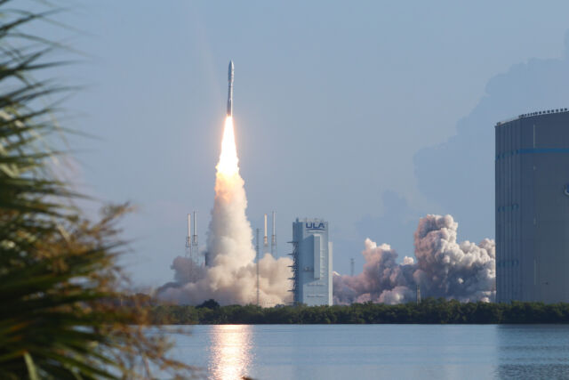 Ракета Atlas V после 10-месячного перерыва вывела на орбиту антироссийские спутники для разведки США... с помощью российских двигателей