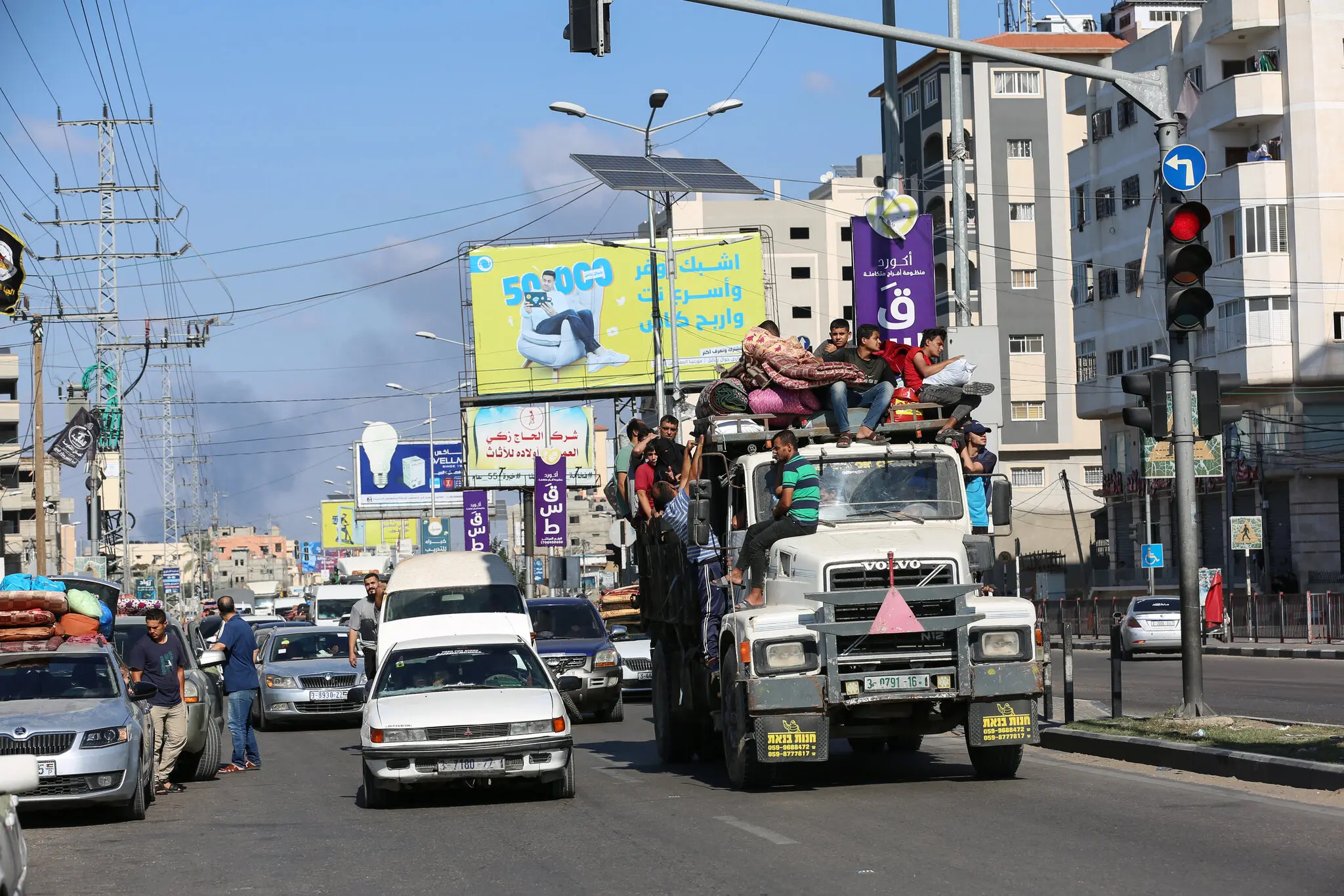 Палестинці, які в п'ятницю покинули північну частину Сектора Газа, прямуючи на південь, біля Хан-Юніса.