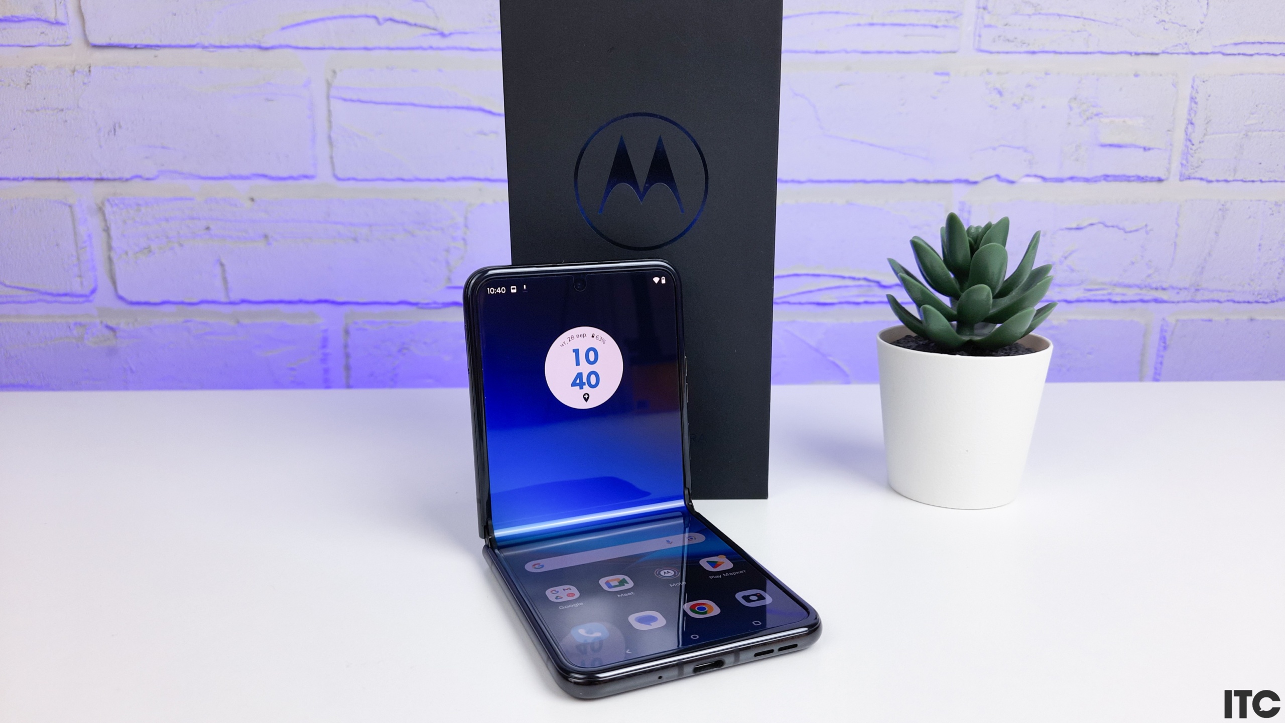 Огляд Motorola RAZR 40 Ultra: складаний флагман з двома повноцінними екранами та Snapdragon 8+ Gen 1
