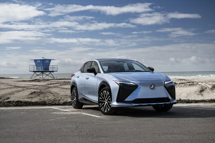 Електромобілі Toyota і Lexus перейдуть на роз’єм заряджання Tesla NACS