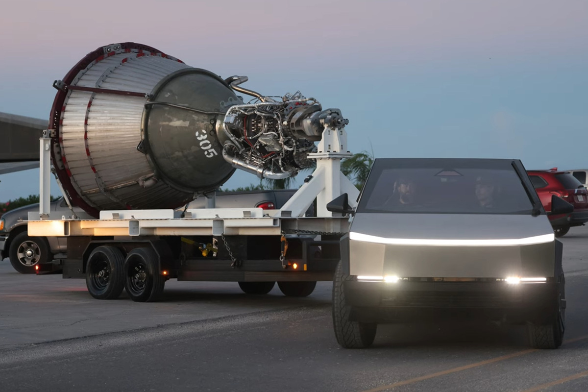 Ничего необычного, просто Tesla Cybertruck транспортирует полуторатонный двигатель SpaceX Raptor