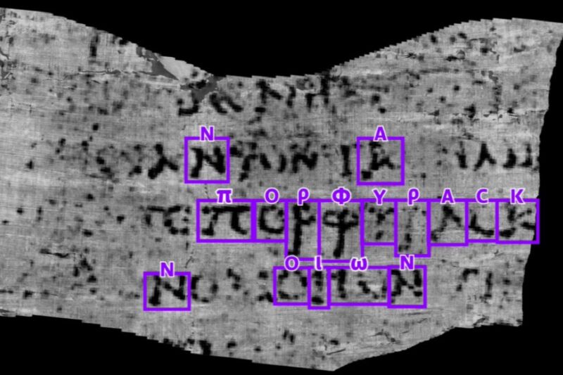 Перші слова, які були розшифровані на обгорілому стародавньому сувої: «πορφυρας», що означає «пурпурна фарба» або «тканини пурпуру».
