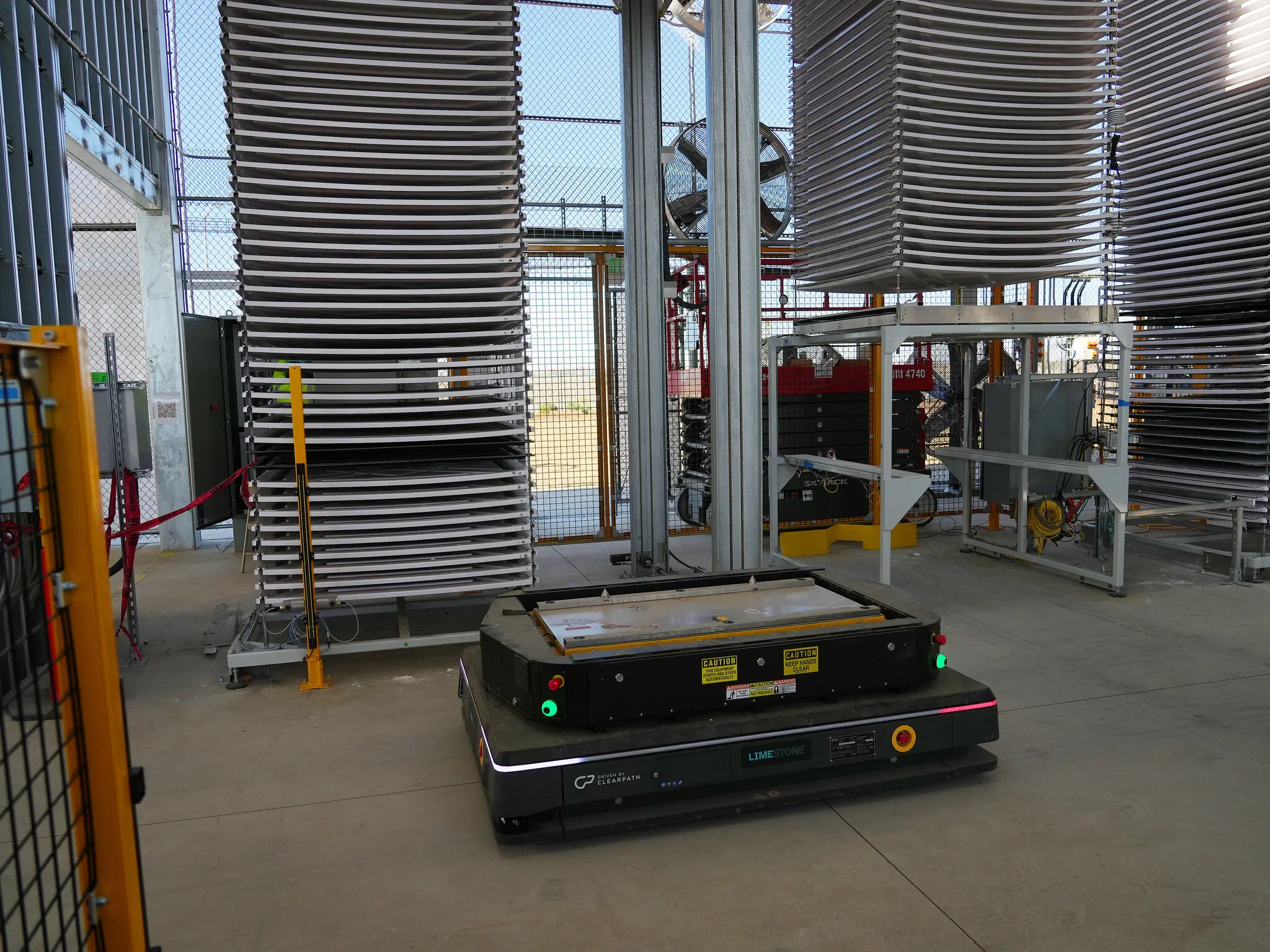 Роботи переносять оксид кальцію на великих тацях до стелажів, де їх виставляють на відкрите повітря. Фото: The New York Times