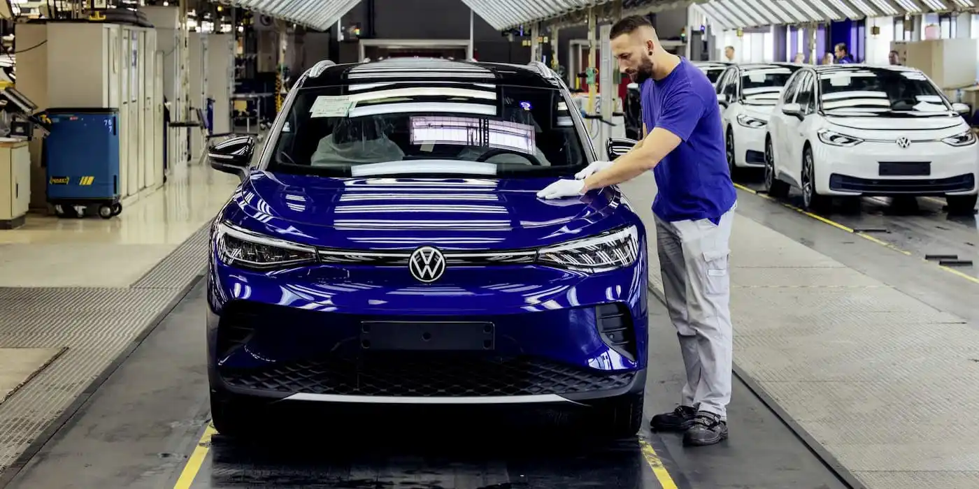 Бренд Volkswagen словами гендира «больше не конкурентоспособен» и вынужден сокращать рабочих. А хотели продавать больше Tesla…