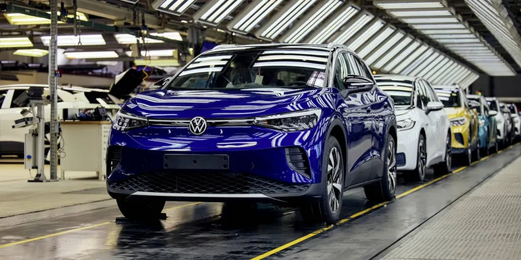 Volkswagen словами гендира «більше не конкурентоспроможний» і змушений скорочувати робітників. А хотіли продавати більше за Tesla...