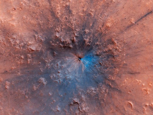 Кратер, який утворився на Марсі десь між вереснем 2016 року та лютим 2019 року. ( NASA/JPL-Caltech/UArizona )