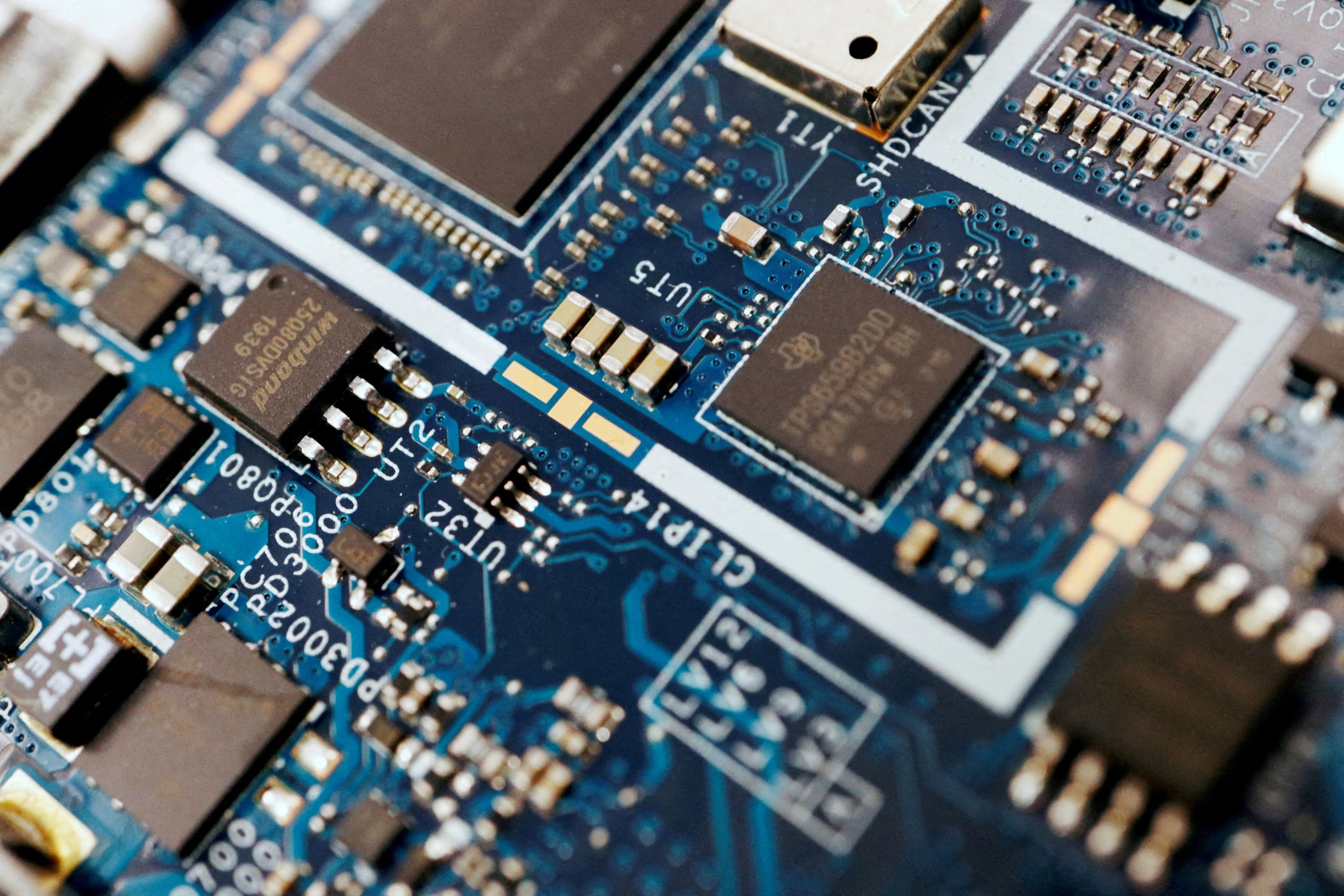 Samsung and ASML are investing $760 million in a chip manufacturing plant in South Korea