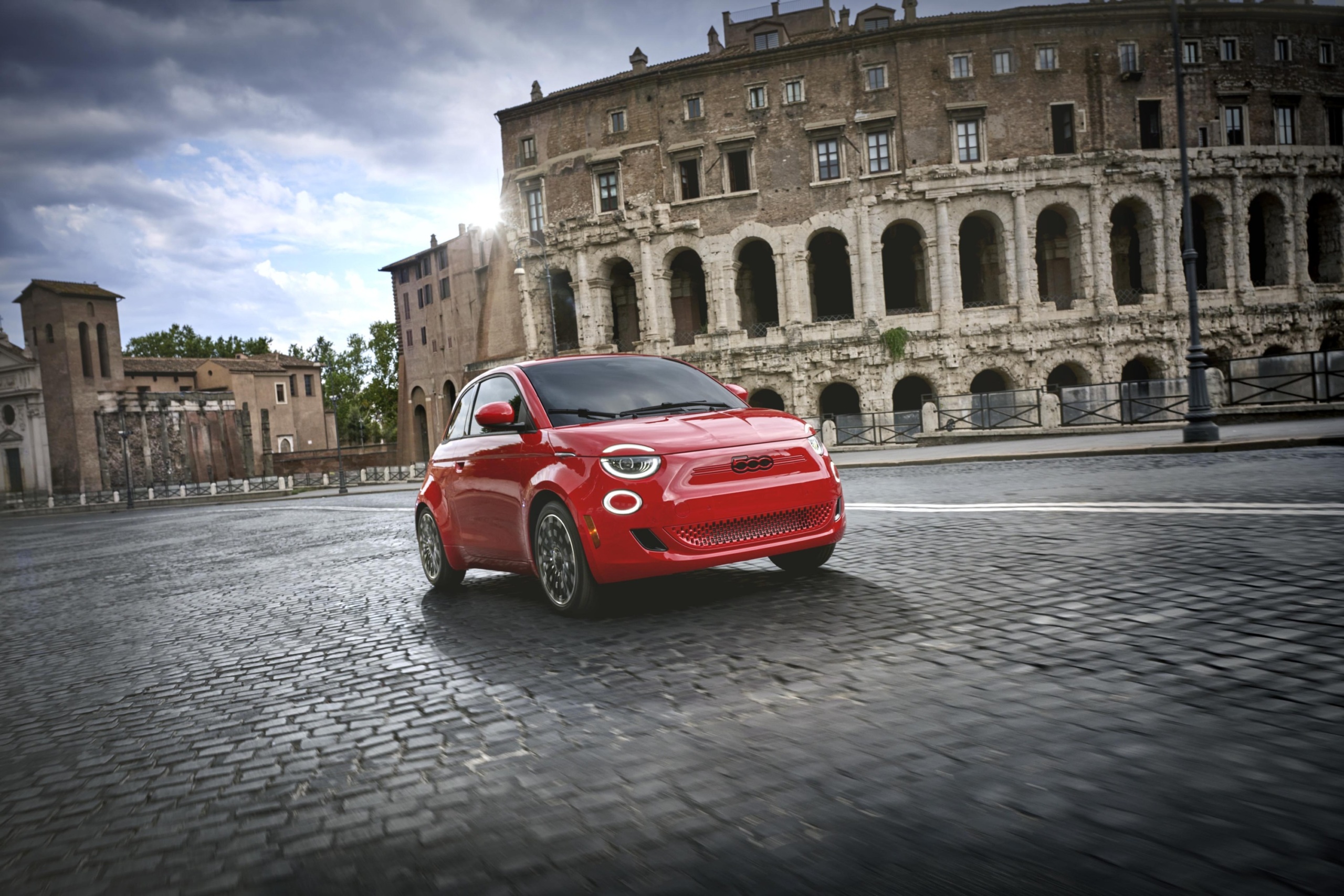 Fiat 500e 2024 — компактний електрохетчбек за $34 тис., запас ходу 240 км