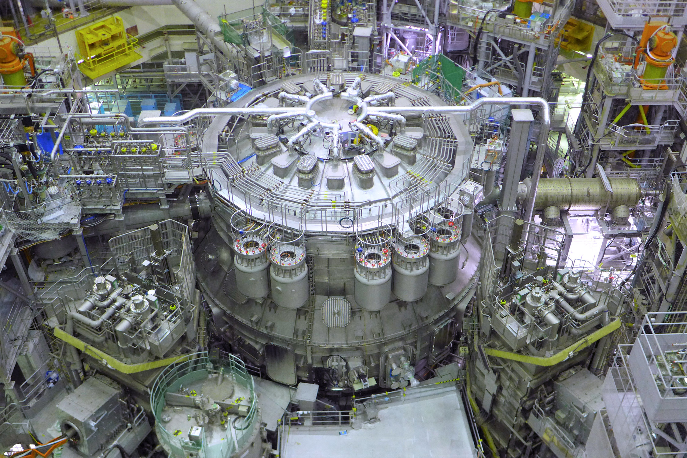 В Японии запустили самый большой в мире токамак — 370-тонный термоядерный реактор