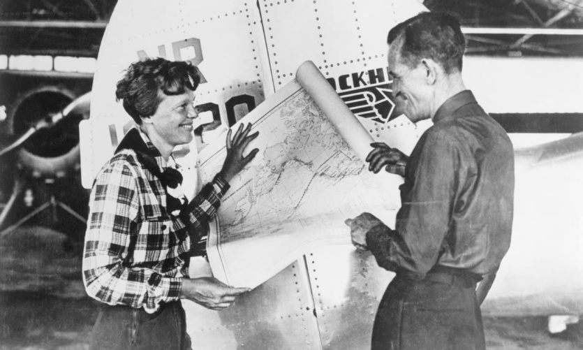 Ергарт і Нунан з картою Тихого океану, на якій показано план маршруту їхнього останнього польоту. Фото: архів Bettmann