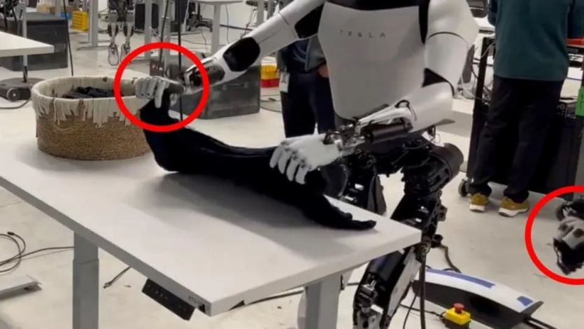Маск показав, як Optimus складає сорочку — і засвітив інженера, який керував рухами робота