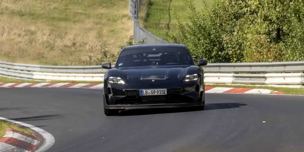 Новый Porsche Taycan на 18 с улучшил время Tesla Model S Plaid на 20-км трассе Nurburgring
