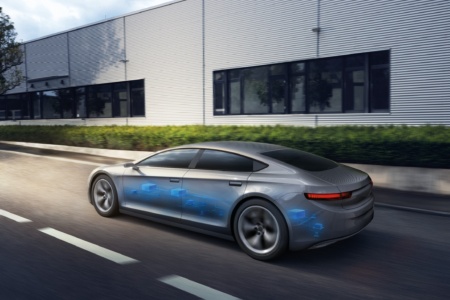 VW разом з Bosch тестує систему автоматичного паркування й заряджання електромобілів, та встановлюватиме ChatGPT у авто