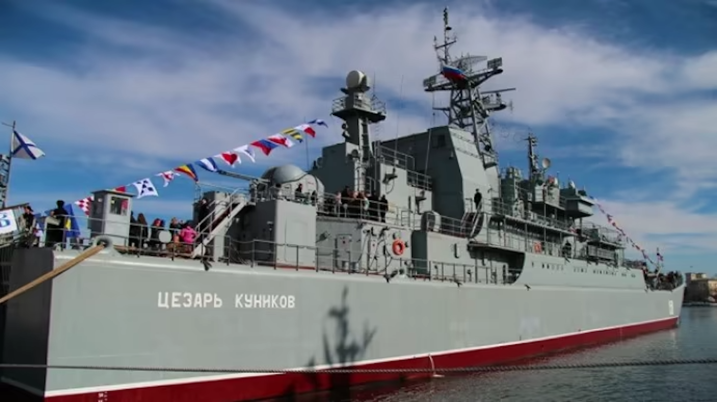 Video: Magura aquadrones sank the large amphibious assault ship 