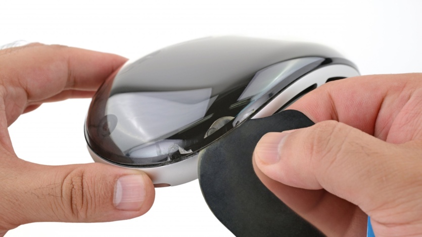 iFixit разобрали Apple Vision Pro: как работает EyeSight, тройной аккумулятор и новые коннекторы питания