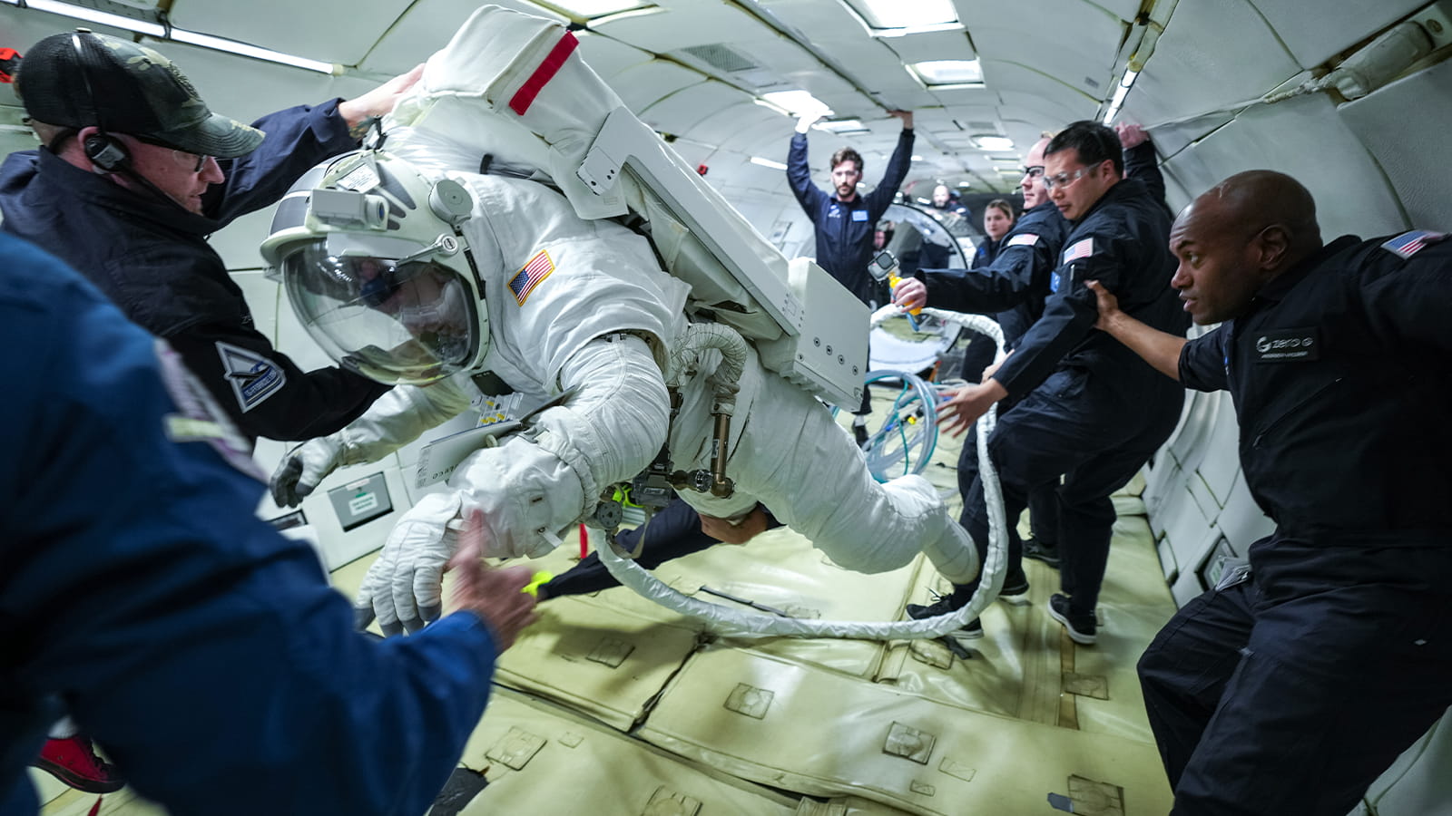 Collins Aerospace протестировала новый скафандр NASA в условиях микрогравитации