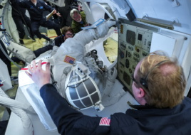 Collins Aerospace протестувала новий скафандр NASA в умовах мікрогравітації
