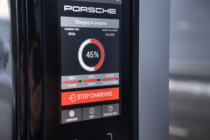 Porsche Taycan 2025 года: зарядка до 80% за 18 минут и кнопка «Обгон» для кратковременного повышения мощности