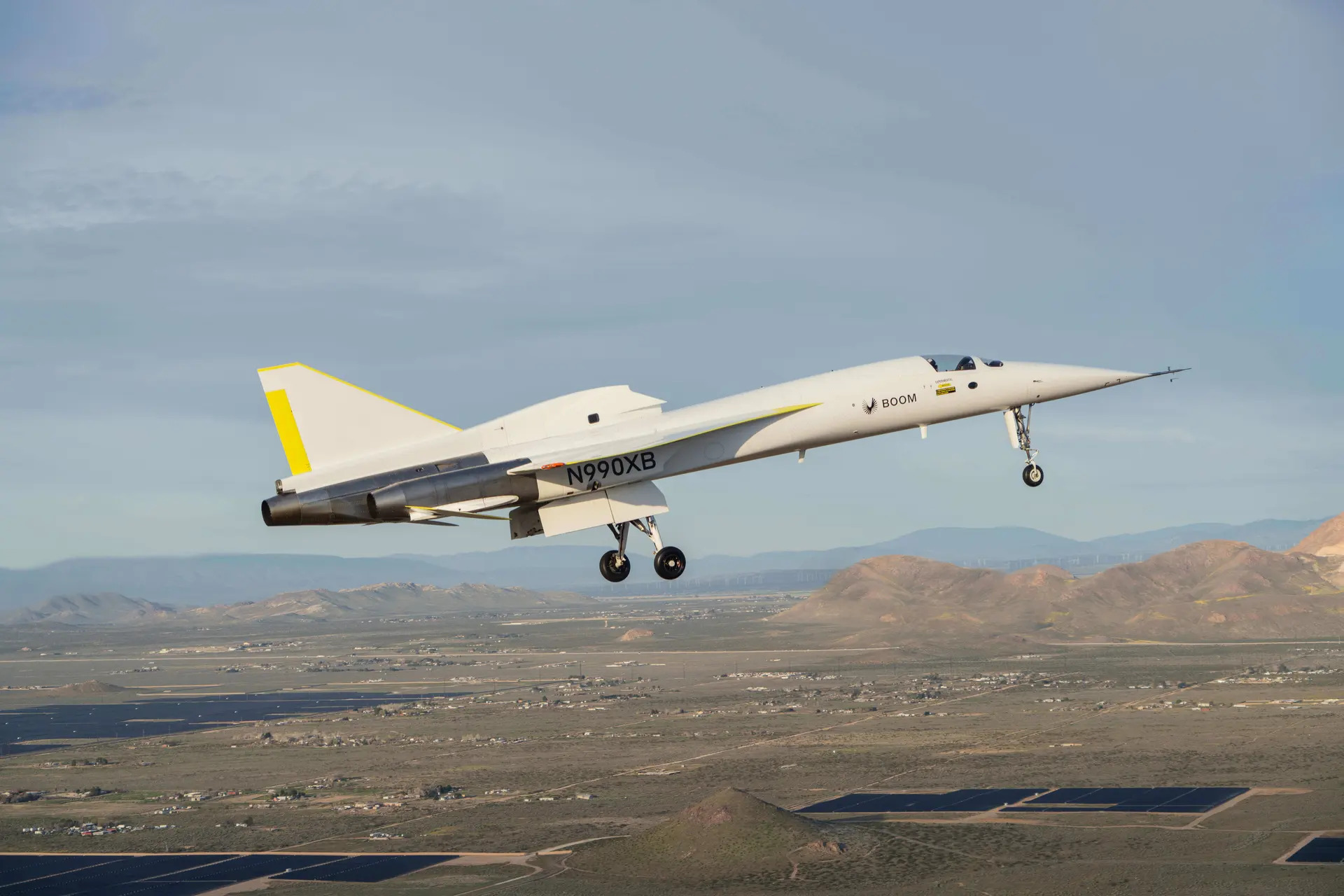 Сверхзвуковой самолет следующего поколения Boom XB-1 совершил свой первый полет