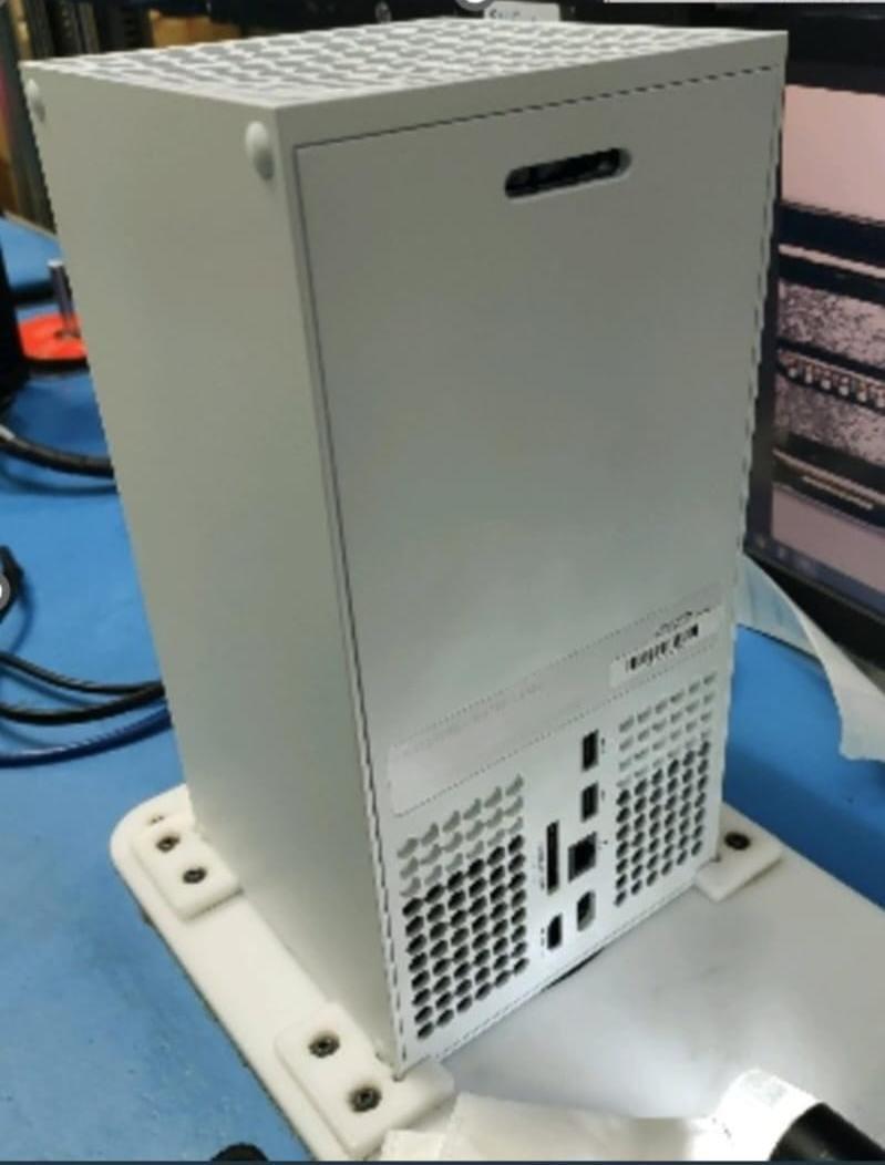 White and without optical drive: photos of the new Xbox X console