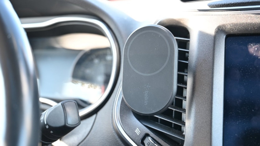 Огляд бездротового автомобільного зарядного пристрою Belkin BoostCharge Magnetic