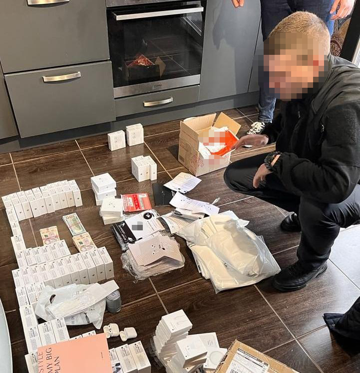 Fraudsters selling counterfeit AirPods exposed in Lviv - they face 5 to 12 years with confiscation