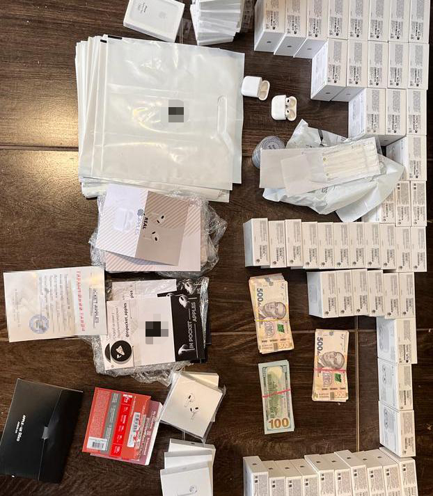 Fraudsters selling counterfeit AirPods exposed in Lviv - they face 5 to 12 years with confiscation