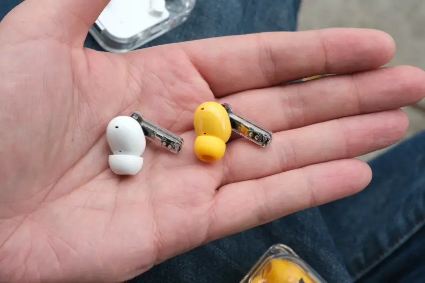 Бездротові навушники Nothing Ear та Nothing Ear (a) отримали інтеграцію ChatGPT, «розумне» шумопоглинання та ціну від $99