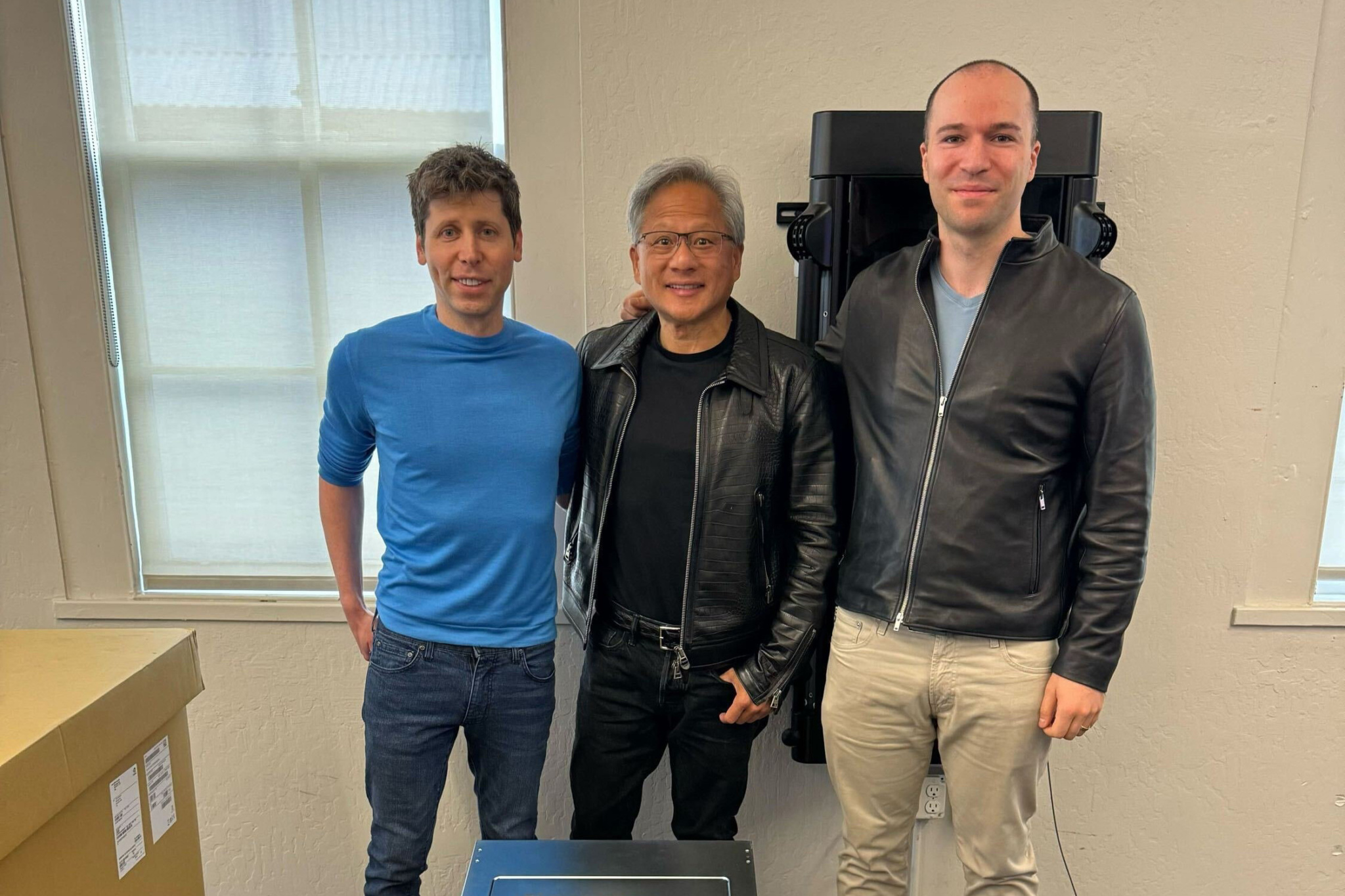 CEO NVIDIA попрацював кур'єром — Дженсен Хуанг доставив Сему Альтману з OpenAI перший прискорювач ШІ DGX H200