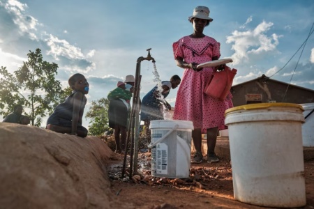 Люди стоять у черзі за водою під час посухи. Булавайо, Зімбабве, 7 березня 2024 року. Фото: Reuters