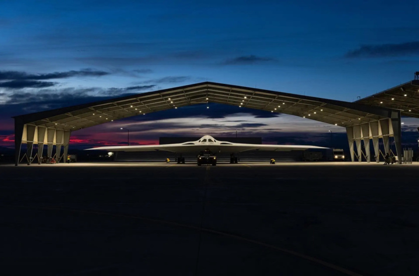 ВПС США оприлюднили перші офіційні фотографії стелс-бомбардувальника B-21 в польоті