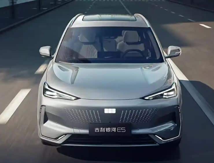 Geely has shown the Galaxy E5 electric crossover with a potential range of 2000 km