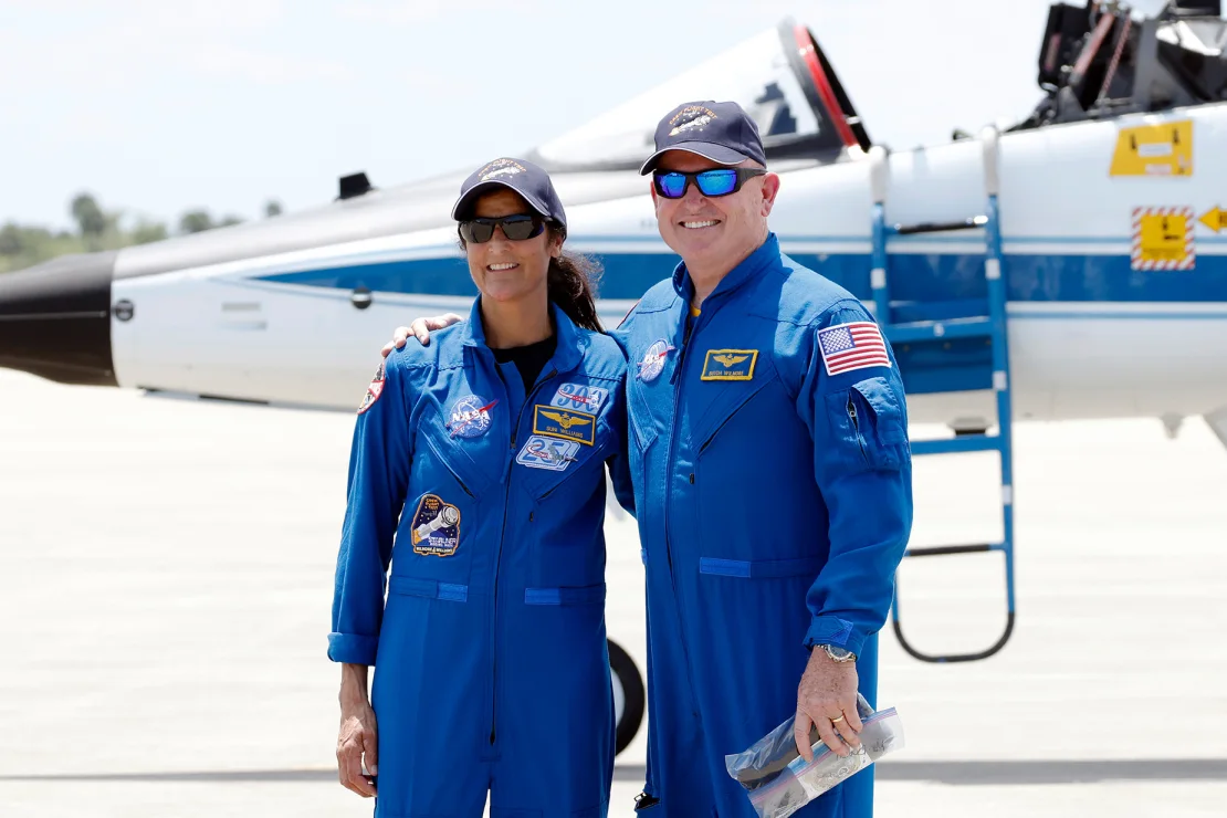 Астронавти NASA Суні Вільямс (ліворуч) та Бутч Вілмор перед випробувальним польотом Boeing Starliner. Фото: Террі Ренна/AP