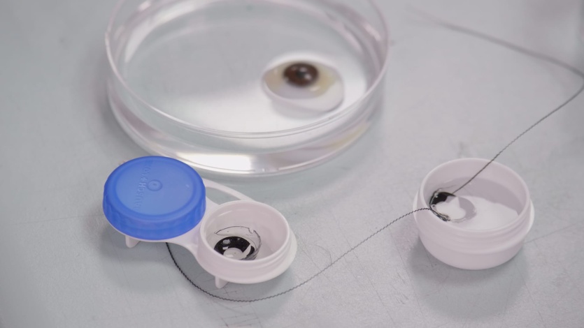 Вчені розробили ультратонкий акумулятор для розумних контактних лінз, який можна заряджати сльозами 