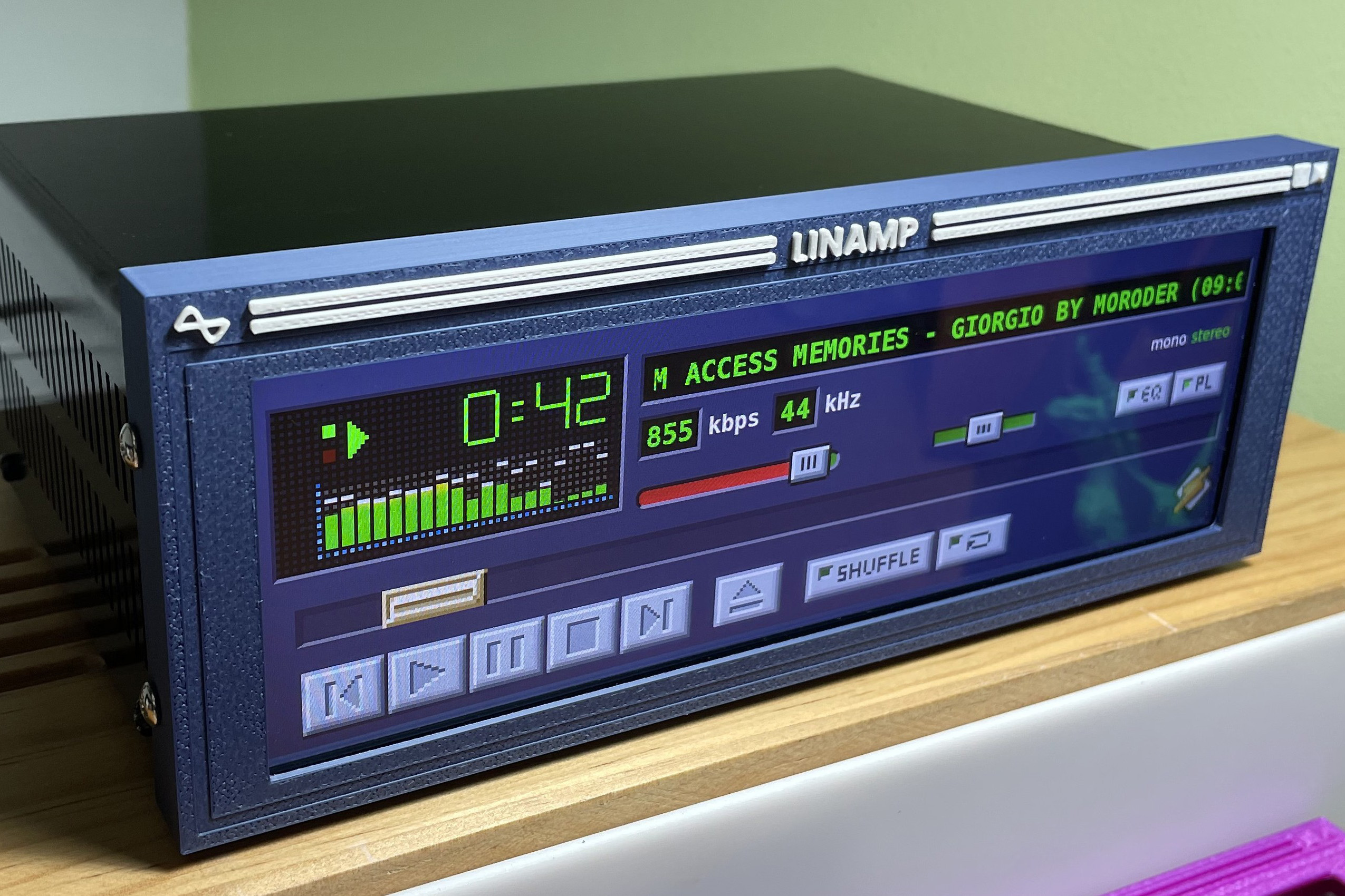 Из софта в хард: плеер с интерфейсом Winamp воспроизводит музыку и управляется с сенсорного экрана