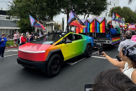 Веселковий Tesla Cybertruck взяв участь у ЛГБТК-параді у Лос-Анджелесі — як тобі таке, Ілон Маск?