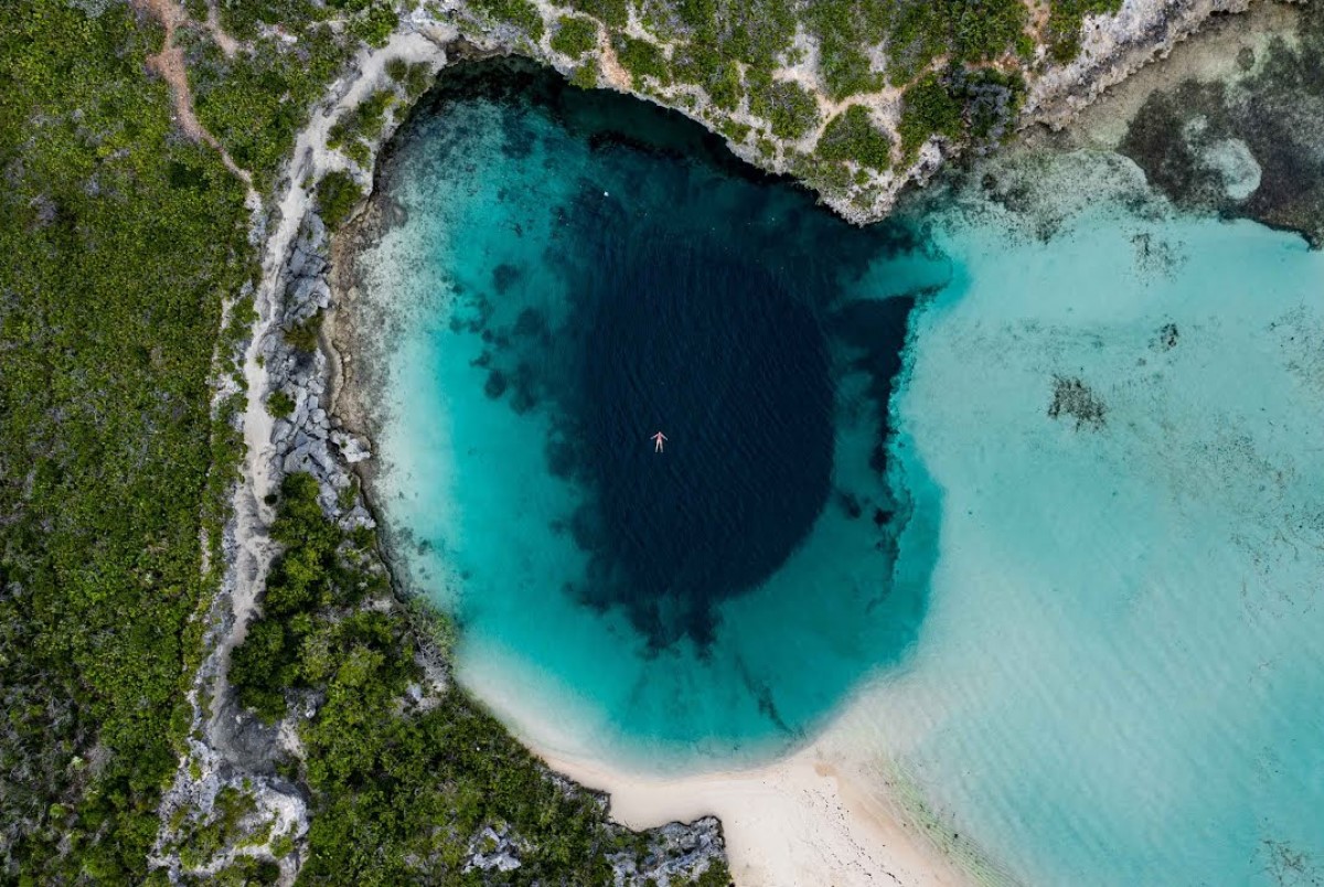 «Портал у пекло — відкрито». Засновник OceanGate очолить експедицію у недосліджену «блакитну діру» на Багамах