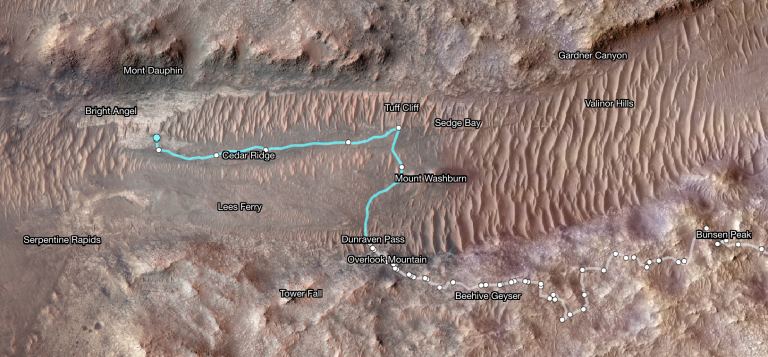 На зображенні показано шлях марсохода, що веде до Яскравого Ангела. Біла лінія вказує, де «Персерверанс» проходив паралельно каналу долини Неретви, а синя — де він рухався через сам канал.