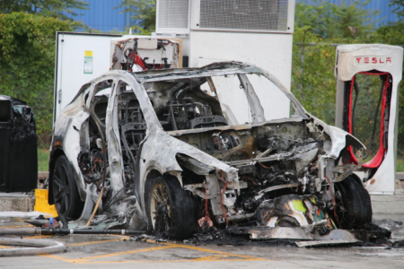 Авто Tesla вигоріло вщент на заправці у США — чому такі пожежі гасять багато годин