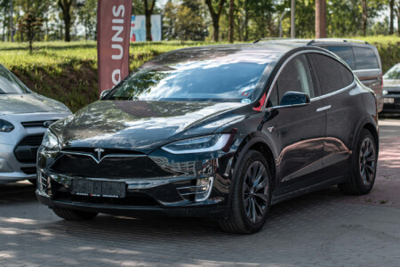 Tesla відкликала понад 9100 авто Model X — вони розклеюються