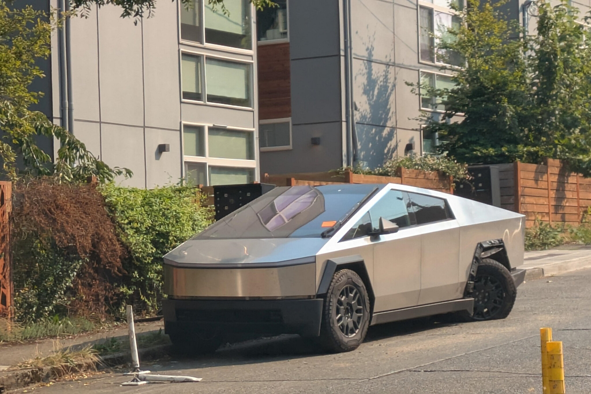 Tesla Cybertruck кинули на узбіччі вулиці: тепер це туристична принада Сіетла