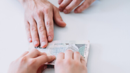 Фейкові виплати 1000 грн: як шахраї обманюють українців у соцмережах