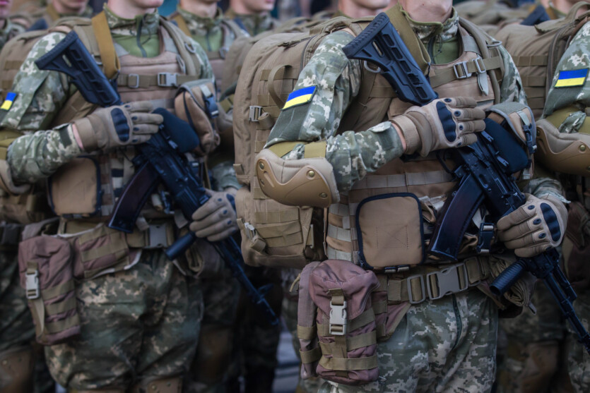 В Украине запустили контракты для добровольцев 18-24 лет: с выплатами до ₴2 млн грн и правом выезда за границу