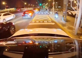 Водії Tesla масово отримують штрафи за використання FSD — що трапилося?