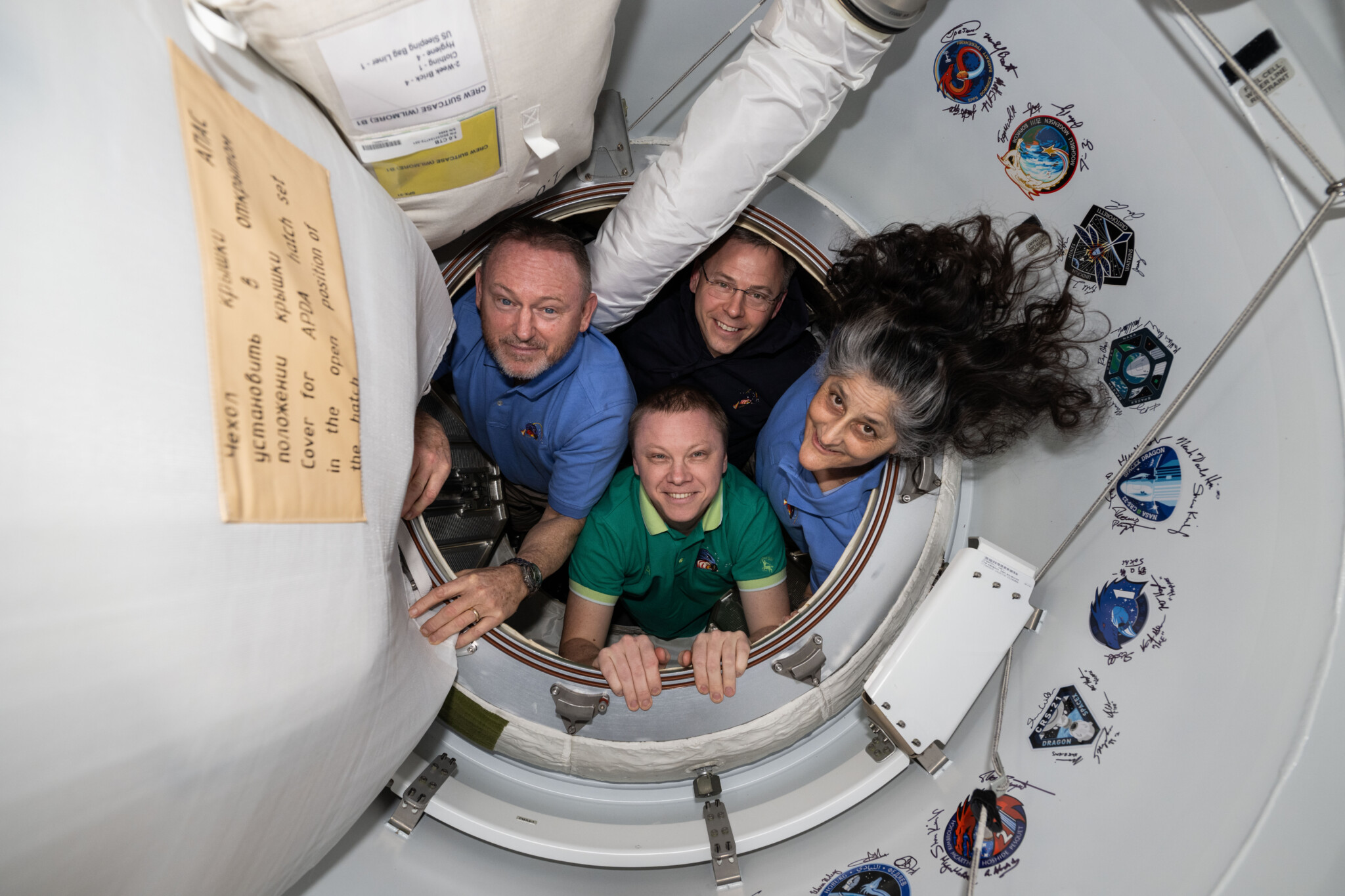 9 місяців замість 8 днів: екіпаж Boeing Starliner нарешті повернувся з орбіти на кораблі SpaceX