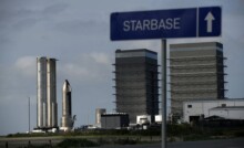Спочатку Техас, потім Марс: Ілон Маск створив окреме місто для SpaceX зі своєю золотою статуєю по центру